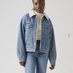 Levi’s 90s Sherpa trucker jacket: Women's Blue Denim Jacket with White Collar